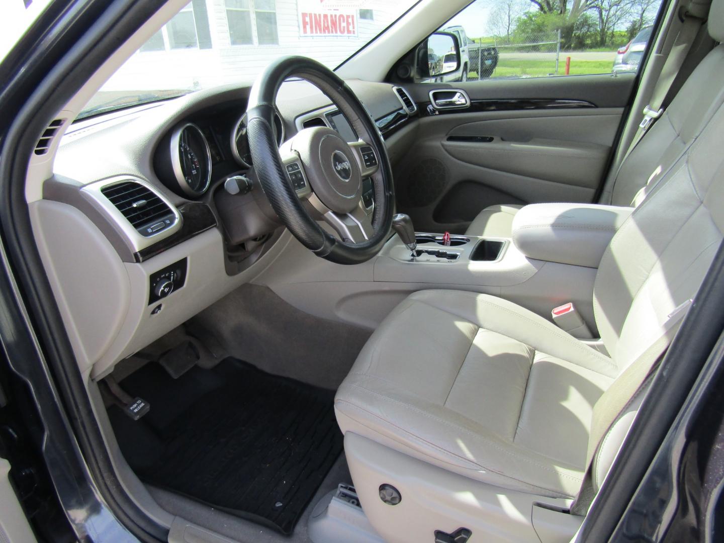 2013 Blue /Gray Jeep Grand Cherokee Laredo 2WD (1C4RJEAG0DC) with an 3.6L V6 DOHC 24V engine, Automatic transmission, located at 15016 S Hwy 231, Midland City, AL, 36350, (334) 983-3001, 31.306210, -85.495277 - Photo#4